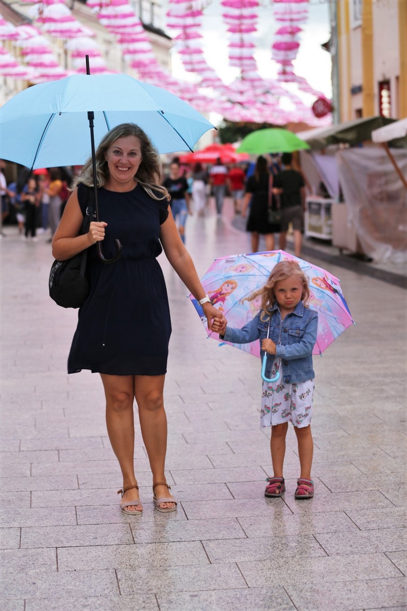 KLIKOM ISPOD KIŠOBRANA Malo kiše, malo sunca, ali centar Čakovca je ispunjen građanima