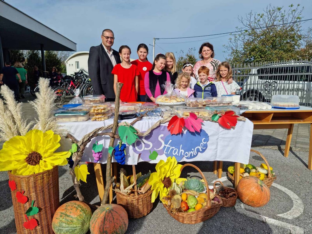 FOTO Dani kruha u Strahonincu: Kruh, peciva, odlični kolači i ostale delicije oduševili posjetitelje FOTO Dani kruha u Strahonincu: Kruh, peciva, odlični kolači i ostale delicije oduševili posjetitelje