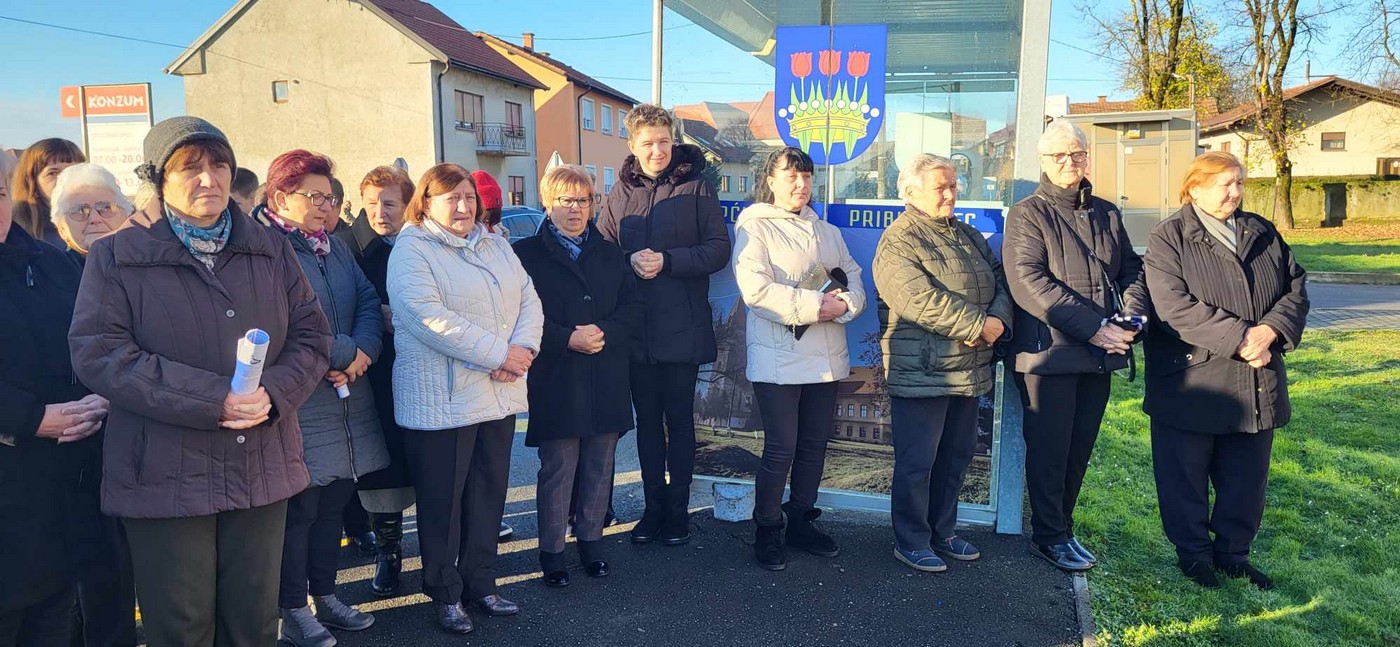 PRIBISLAVEC Ispred Društvenog doma zapaljena je prva adventska svijeća, svijeća nade i vjere!