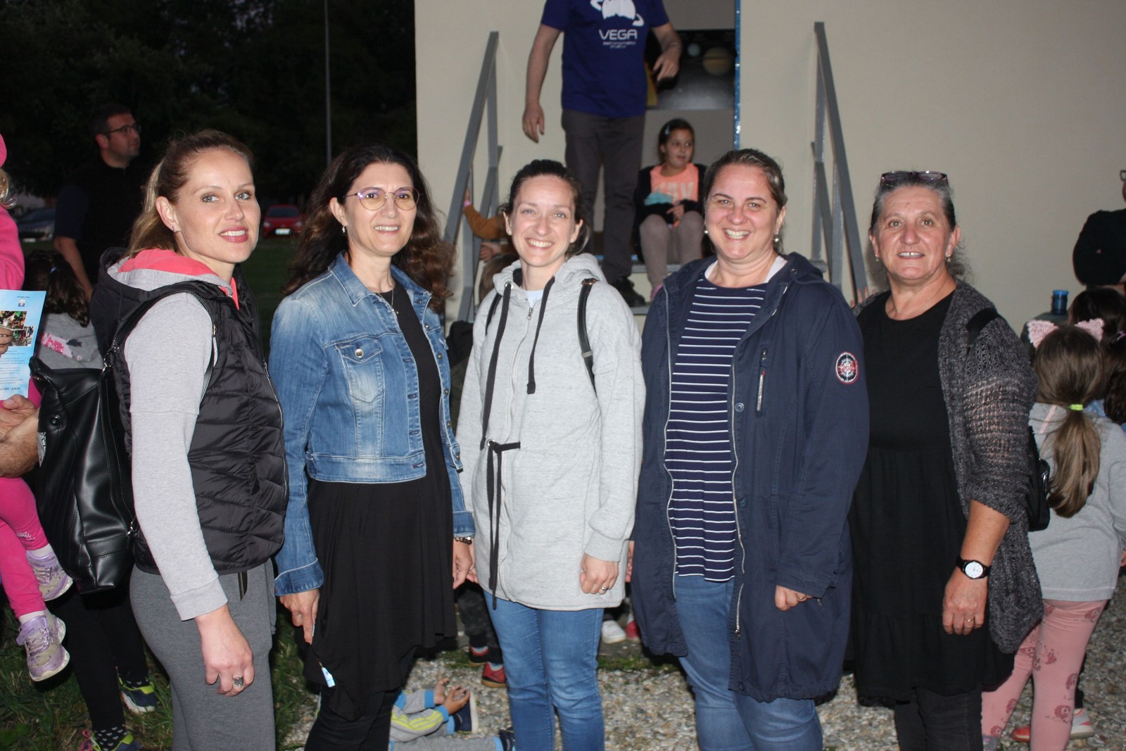 Stotinjak djece u Savskoj Vesi teleskopima promatralo Mjesec