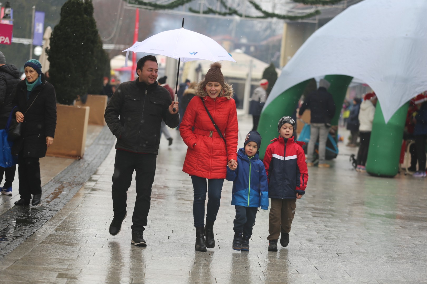 KLIKOM PO ČAKOVCU Bliži se Božić – prava blagdanska atmosfera u centru Čakovca