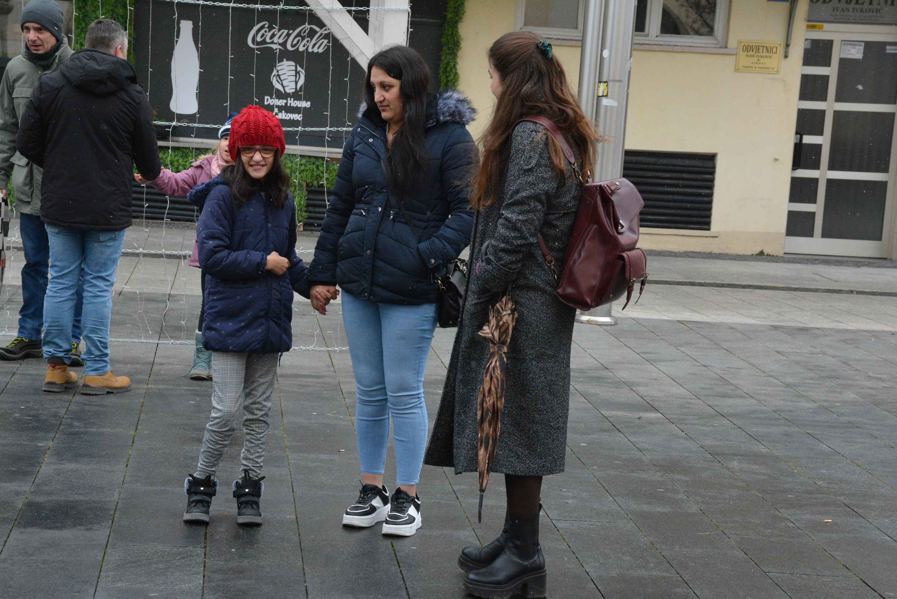 FOTO/VIDEO Zabundani veliki i mali unatoč gustom snijegu i hladnoći proveli prijepodne u veselom raspoloženju