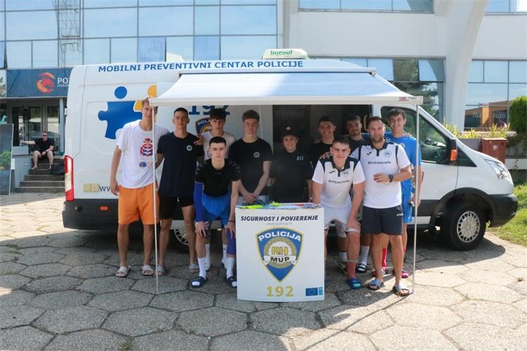 Policija mladim rukometašima predstavila preventivne projekte