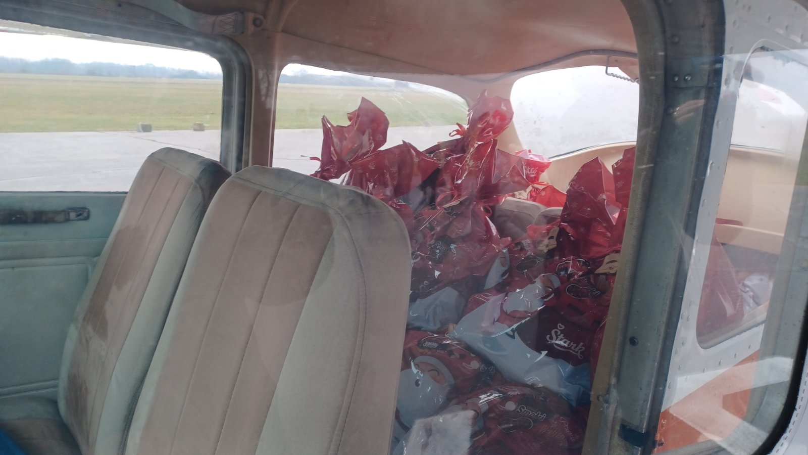 FOTO/VIDEO Djedu Božićnjaku na putu za Pribislavec pokvarile se saonice, no pronašao je rješenje – stigao avionom FOTO/VIDEO Djedu Božićnjaku na putu za Pribislavec pokvarile se saonice, no pronašao je rješenje – stigao avionom