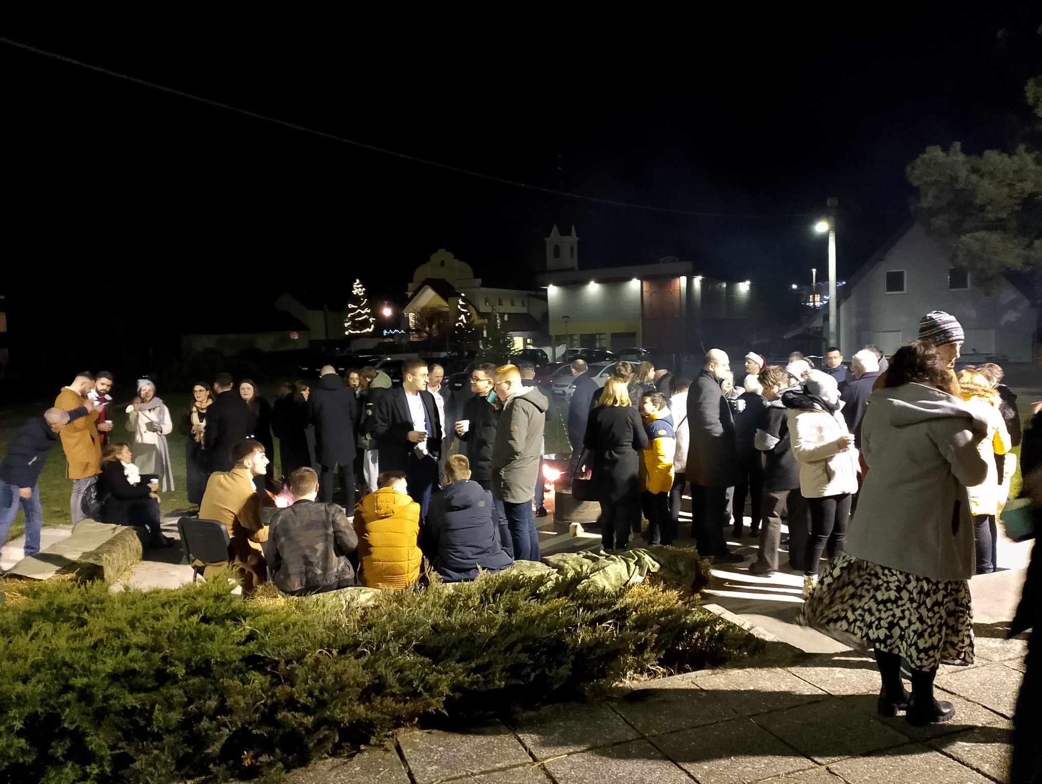 MAČKOVEC U BOŽIĆNOM ZAGRLJAJU Kuhano vino i topli čaj nakon polnoćke okupili mještane kod Društvenom domu