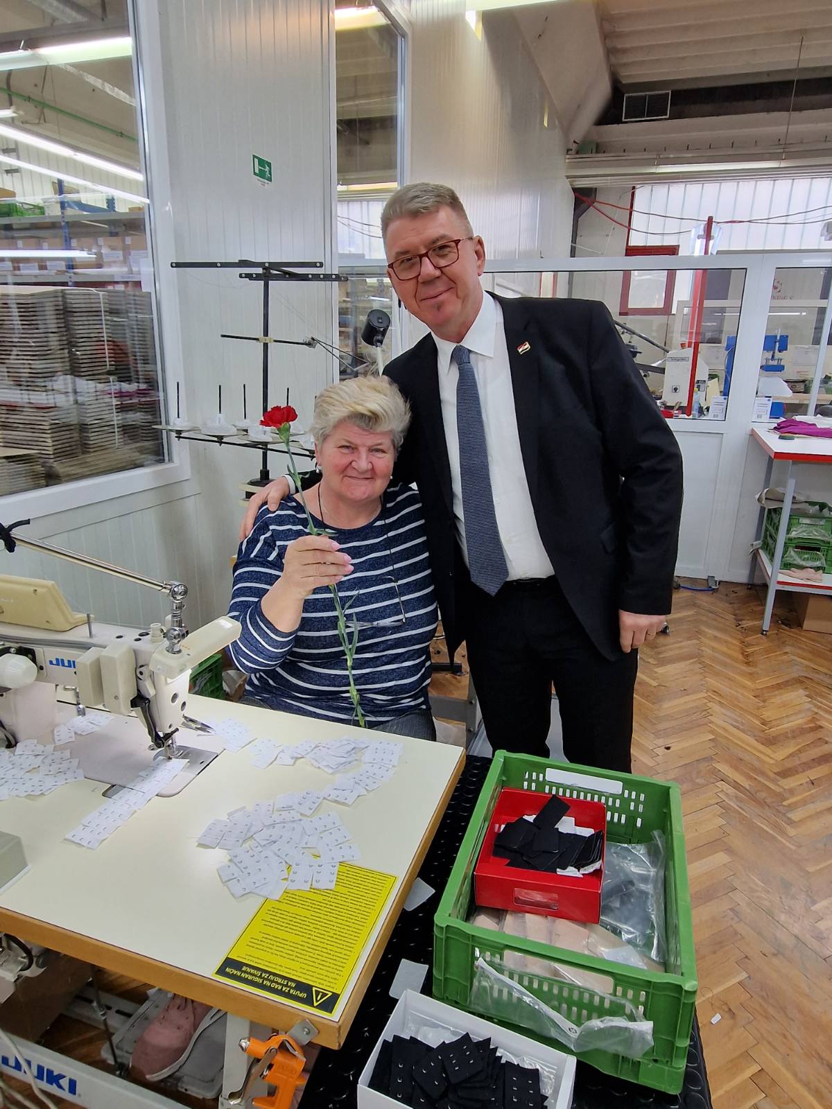 Gradonačelnik Dražen Srpak darivao žene na njihovim radnim mjestima