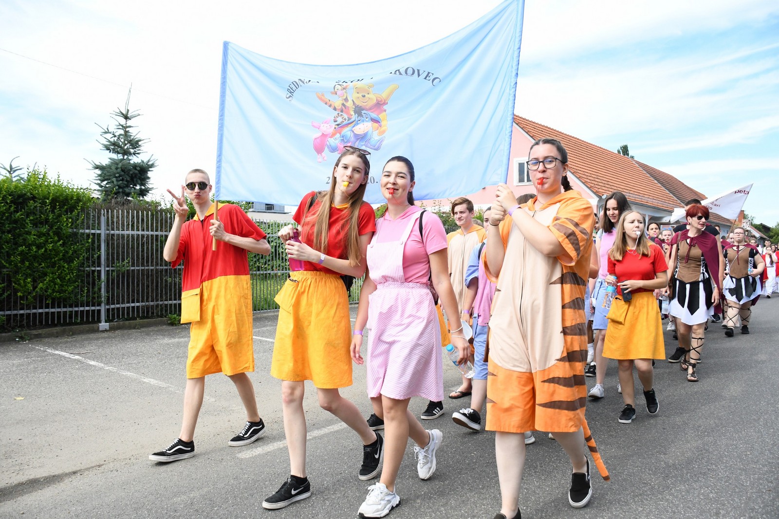 FOTO Povorka protutnjala gradom, maturanti s osmjehom dočekali kraj srednje škole!