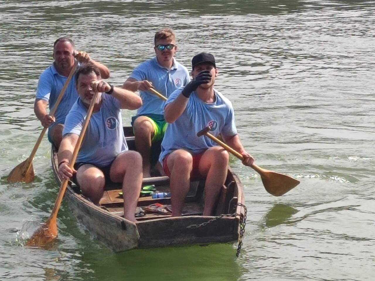 FOTO Pobjednici natjecanja u ekipnom veslanju dravskim čamcima su ekipe ‘Royal transport’ i ‘Fljojsarice’ FOTO Pobjednici natjecanja u ekipnom veslanju dravskim čamcima su ekipe ‘Royal transport’ i ‘Fljojsarice’