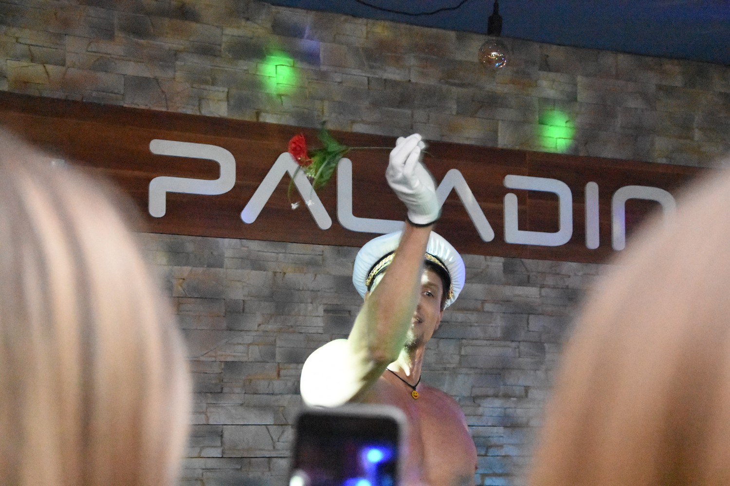 Nastup erotskih plesača u čakovečkom Paladinu