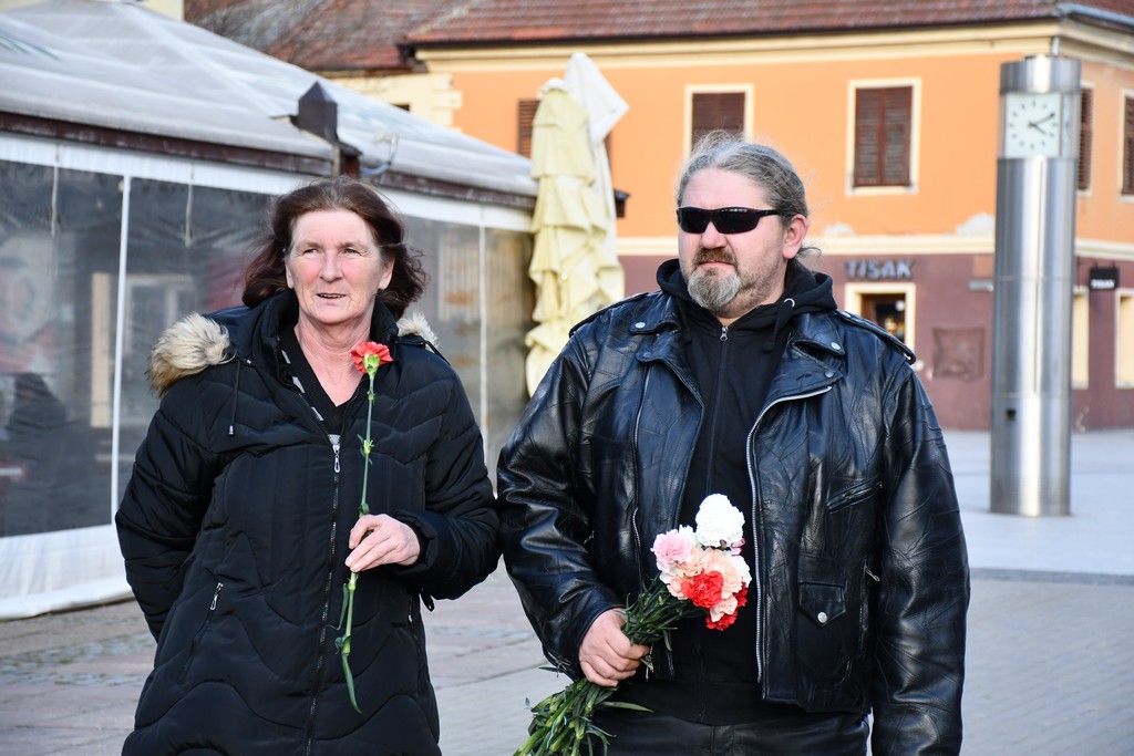 Free riders Pikač u centru Čakovca podjelom karanfila obradovali brojne žene