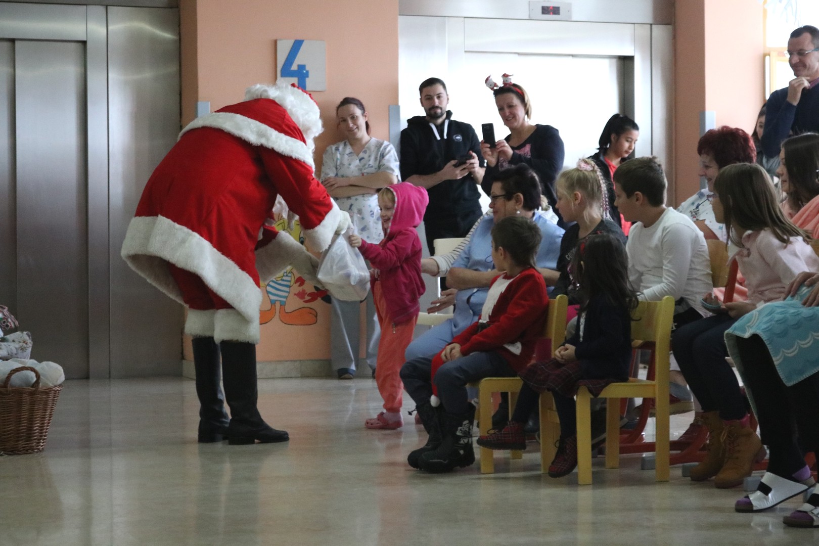 Djed Mraz predstavom i poklonima razveselio mališane s dječjeg odjela ŽB Čakovec