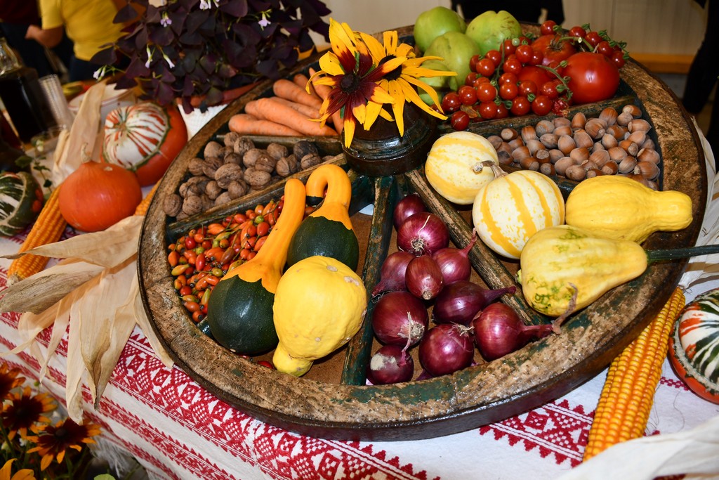 PROSLAVA JESENI Brojni zaljubljenici u kulturnu baštinu i tradiciju našega kraja okupili se na Danima zahvalnosti za plodove zemlje PROSLAVA JESENI Brojni zaljubljenici u kulturnu baštinu i tradiciju našega kraja okupili se na Danima zahvalnosti za plodove zemlje