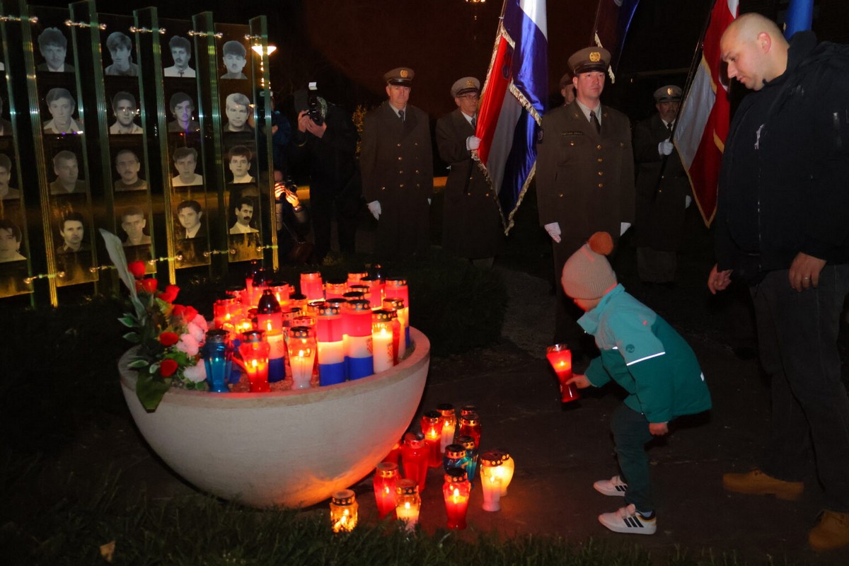 DAN SJEĆANJA Čakovec se i ove godine dostojanstveno prisjetio žrtava Vukovara i Škrabrnje te obljetnice pogibije Nikole VII. Zrinskog DAN SJEĆANJA Čakovec se i ove godine dostojanstveno prisjetio žrtava Vukovara i Škrabrnje te obljetnice pogibije Nikole VII. Zrinskog
