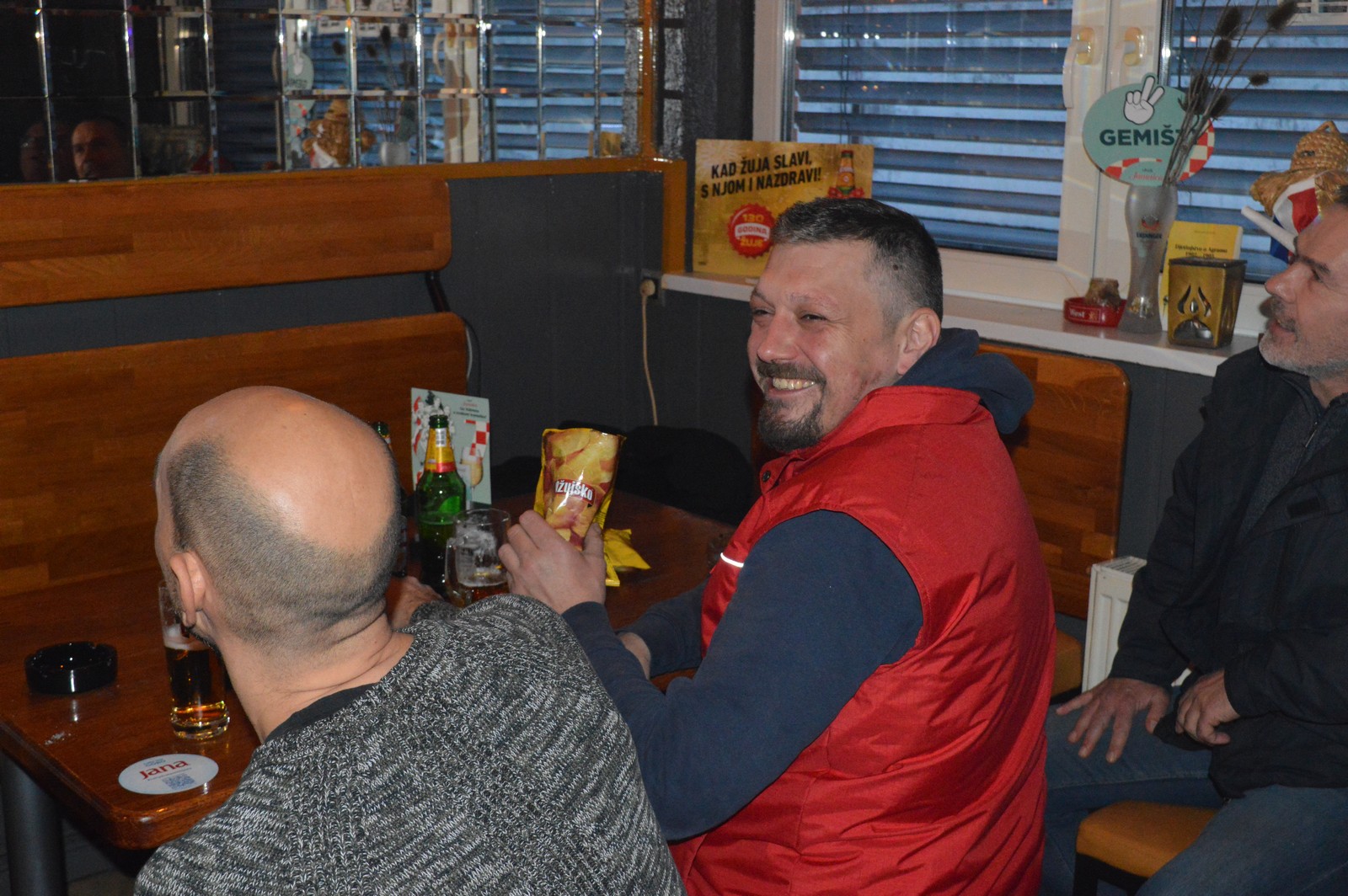 Vesela atmosfera u čakovečkim kafićima – svi navijaju za naše Vatrene!