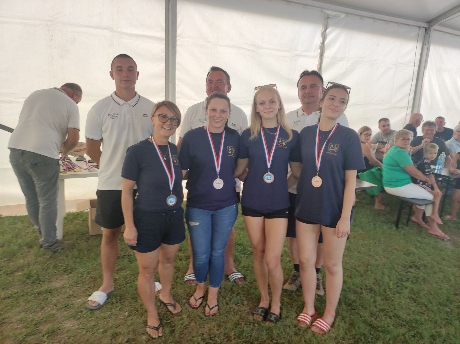 FOTO Pobjednici natjecanja u ekipnom veslanju dravskim čamcima su ekipe ‘Royal transport’ i ‘Fljojsarice’ FOTO Pobjednici natjecanja u ekipnom veslanju dravskim čamcima su ekipe ‘Royal transport’ i ‘Fljojsarice’