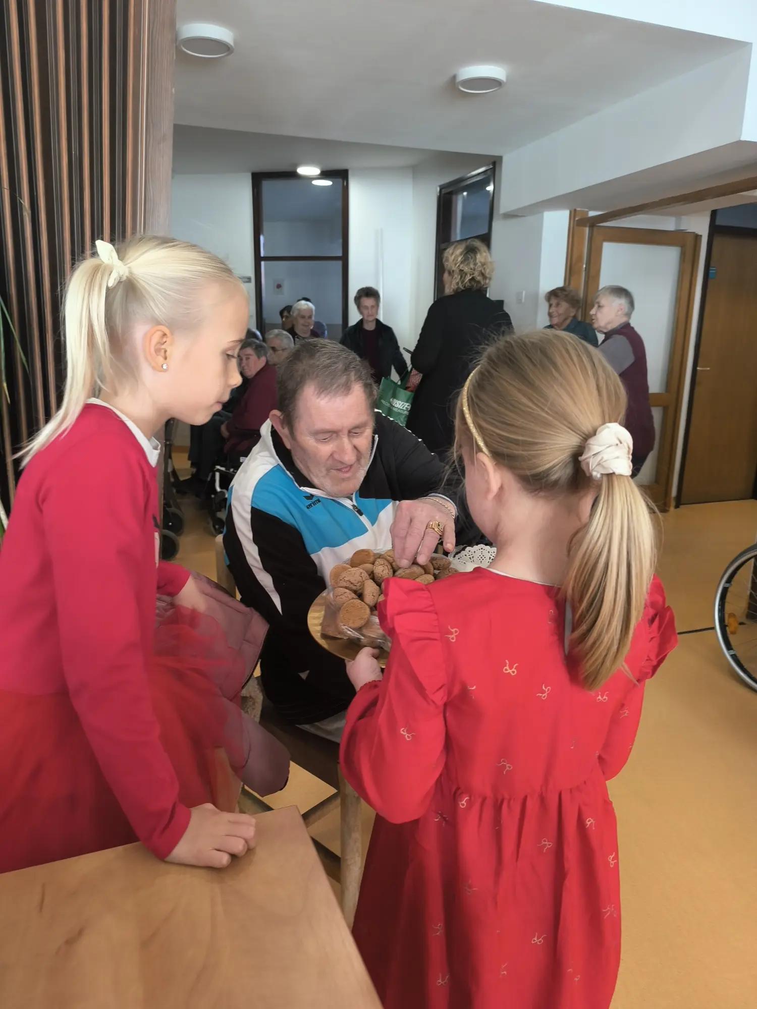 1734642704094 1734642704094