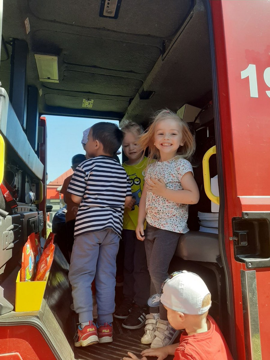 POSJET  VATROGASACA  Povodom Dana grada Čakovca i mjeseca zaštite od požara , 19.5.2022., vrtić Maslačak posjetili su vatrogasci Dvd-a Pustakovec – Buzovec – Putjane s dva vatrogasna vozila. Predsjednik VZ grada Čakovca, g. Mario Medved djeci je objasnio