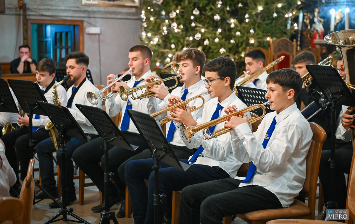 BILO JE PREDIVNO Za kraj Adventske čarolije održan koncert Puhačkog orkestra Grada Preloga