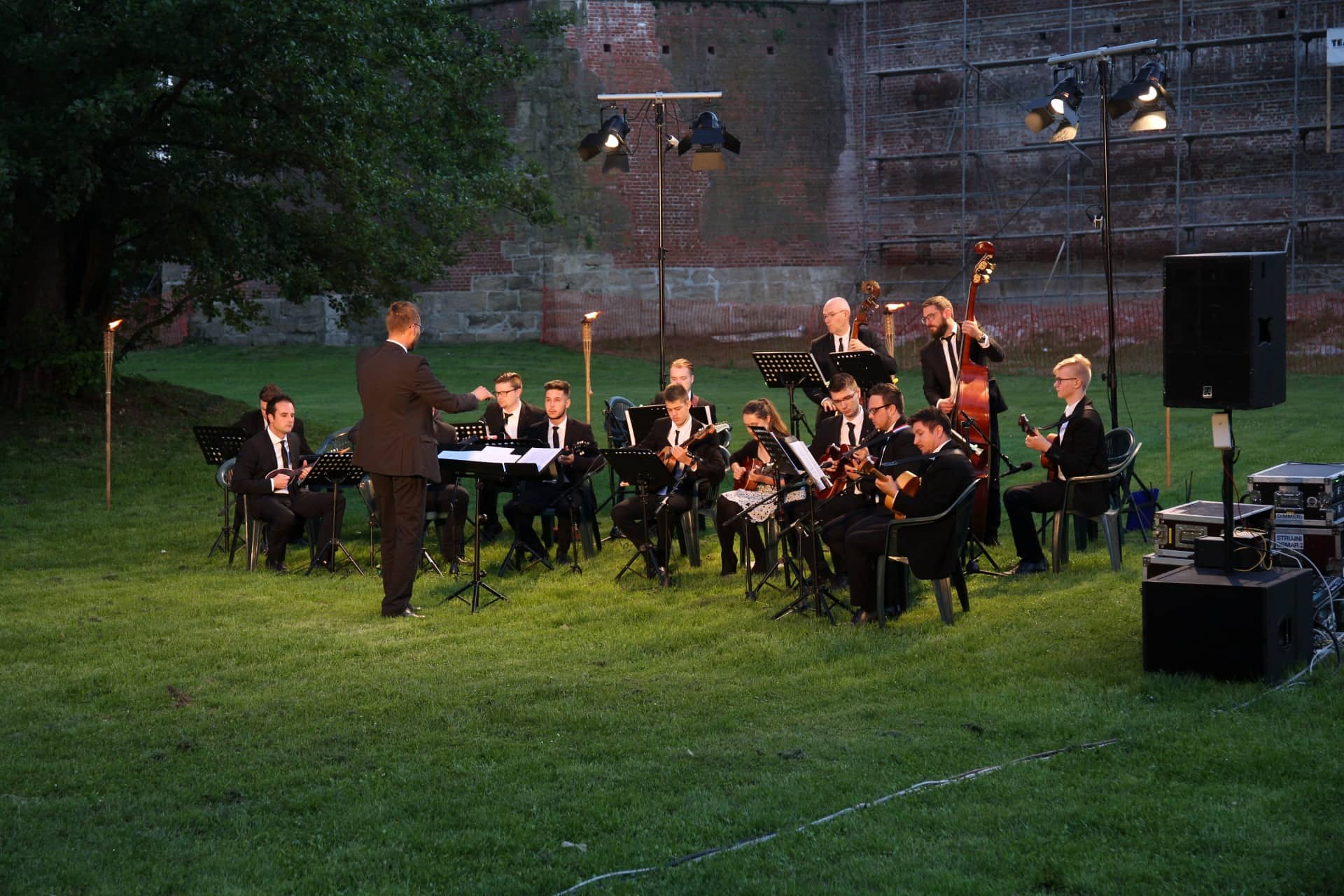 Predstava ‘Na dlanu jezera’ u lijepom ambijentu jezera podno zidina Starog grada