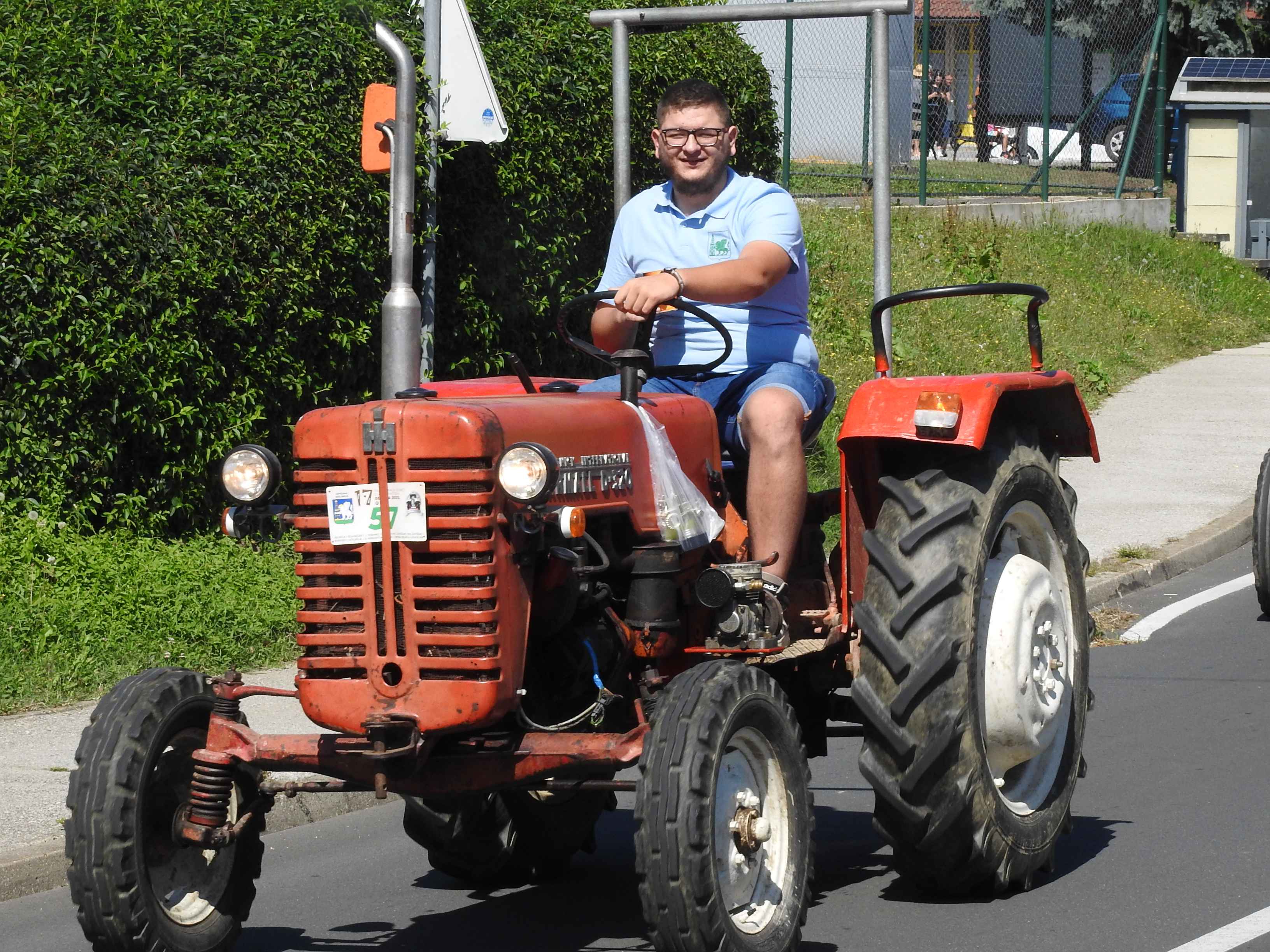 SELNICA Pogledajte kako je bilo na 17. susretu starih traktora