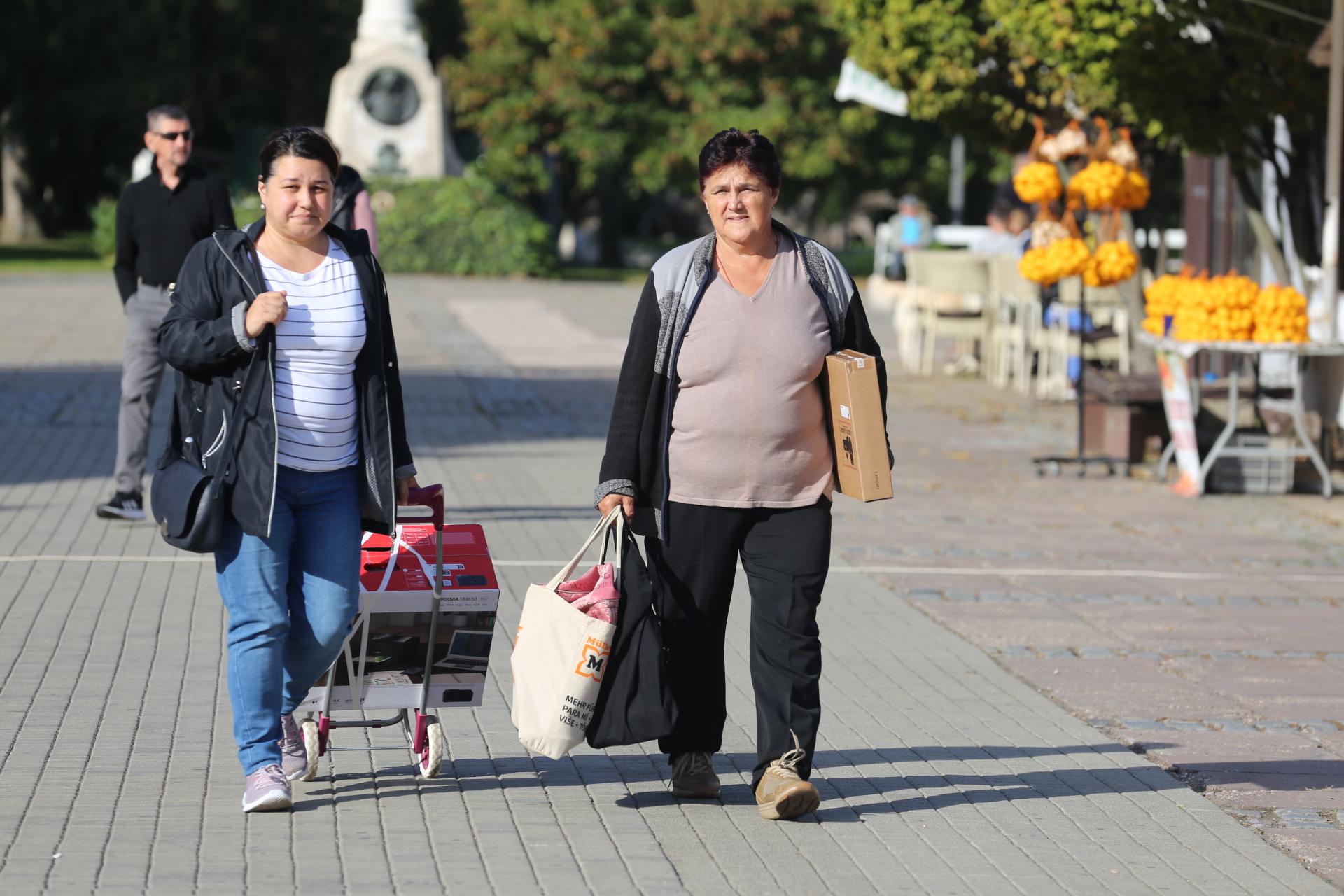 KLIKOM PO ČAKOVCU Prva sunčana subota u listopadu izmamila vesele šetače u centar grada