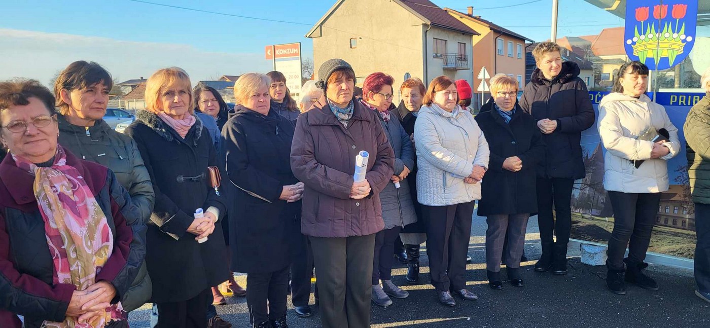 PRIBISLAVEC Ispred Društvenog doma zapaljena je prva adventska svijeća, svijeća nade i vjere!