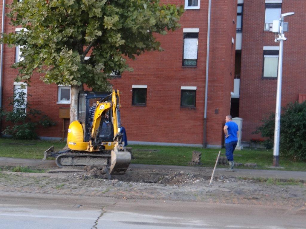Neugodna noć za stanare jedne čakovečke ulice: Poplavljen dio ulice, parkirani automobili pod vodom Neugodna noć za stanare jedne čakovečke ulice: Poplavljen dio ulice, parkirani automobili pod vodom