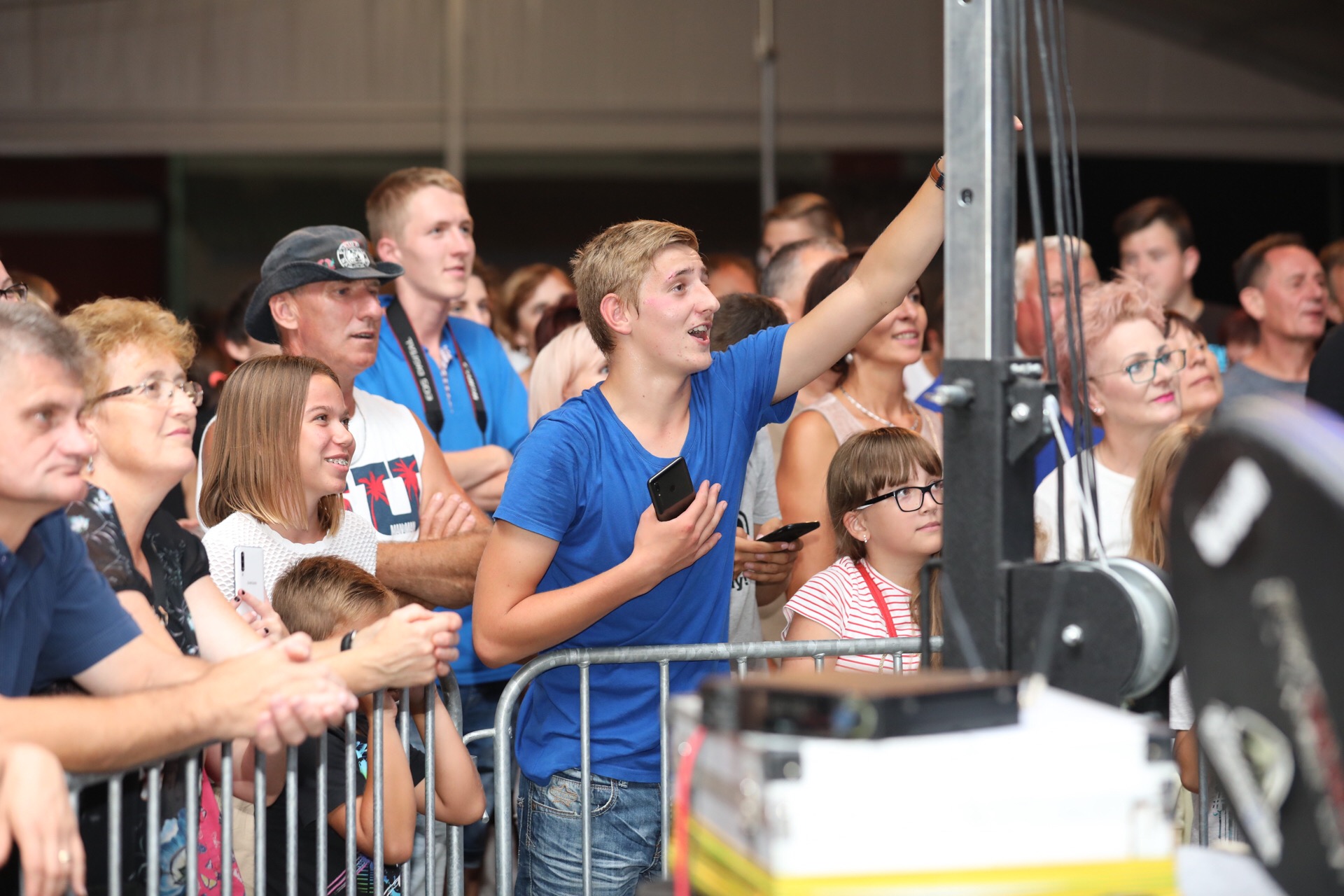 Mladen Grdović ispunio šator u Sv. Martinu na Muri, pjevalo se i plesalo uz njegove hitove Mladen Grdović ispunio šator u Sv. Martinu na Muri, pjevalo se i plesalo uz njegove hitove