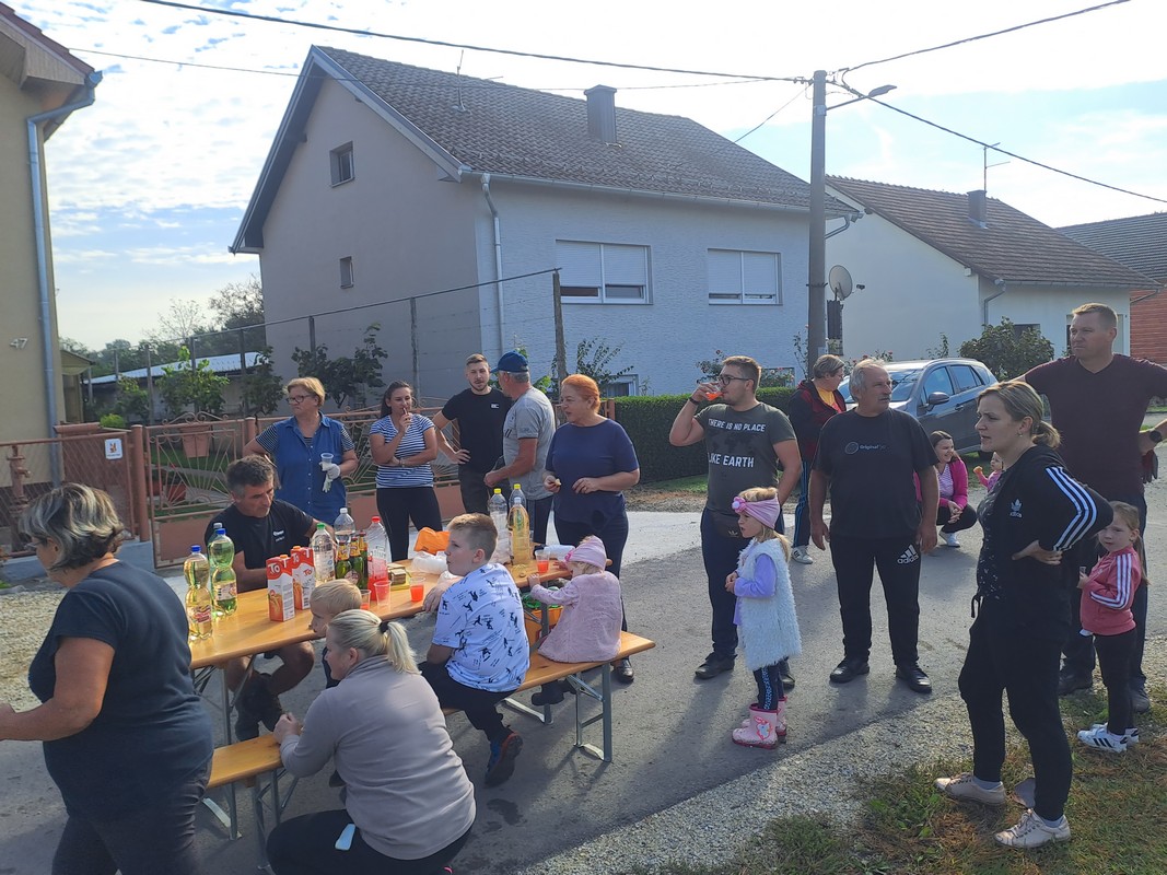 DONJI MIHALJEVEC Mještani ujedinjeni u sadnji drveća i bojanju igrala