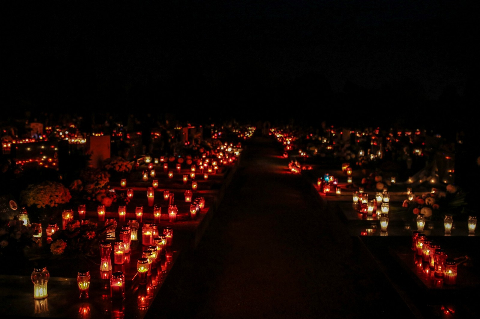 FOTOGALERIJA Stotine sitnih plamenova osvijetlilo je groblje u Čakovcu