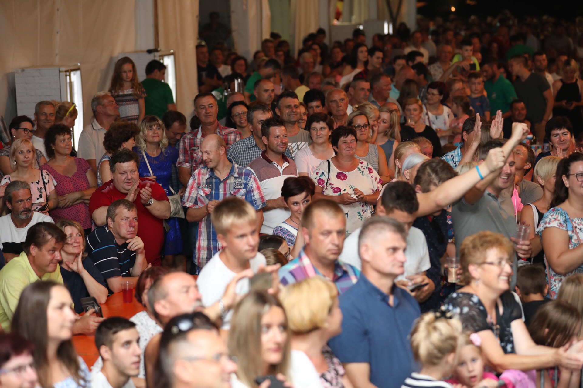 Mladen Grdović ispunio šator u Sv. Martinu na Muri, pjevalo se i plesalo uz njegove hitove Mladen Grdović ispunio šator u Sv. Martinu na Muri, pjevalo se i plesalo uz njegove hitove