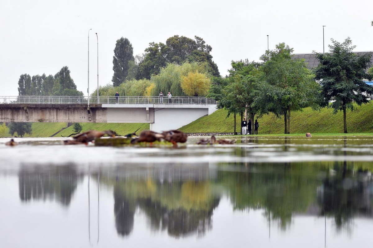 GRAĐANE ČEKA DUGA NOĆ Mura se izlila na šetnicu u Murskom Središću