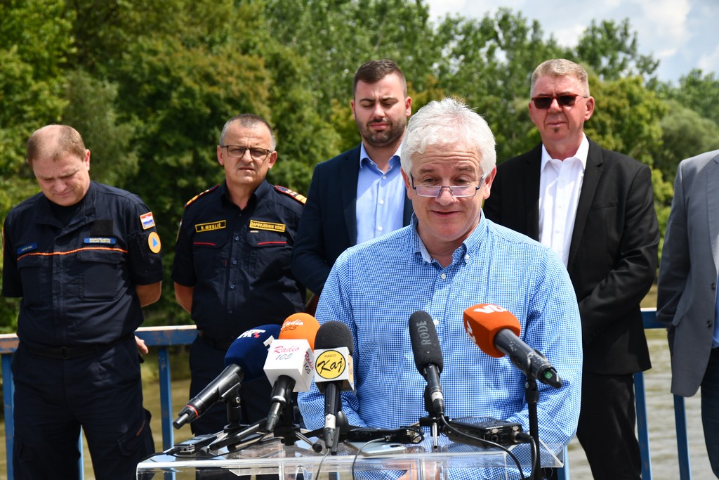 ŽUPAN POSAVEAC ‘Možemo biti ponosni i zadovoljni. Međimurje je u povijesno visokom vodostaju prošlo s najmanje mogućom štetom.’ ŽUPAN POSAVEAC ‘Možemo biti ponosni i zadovoljni. Međimurje je u povijesno visokom vodostaju prošlo s najmanje mogućom štetom.’