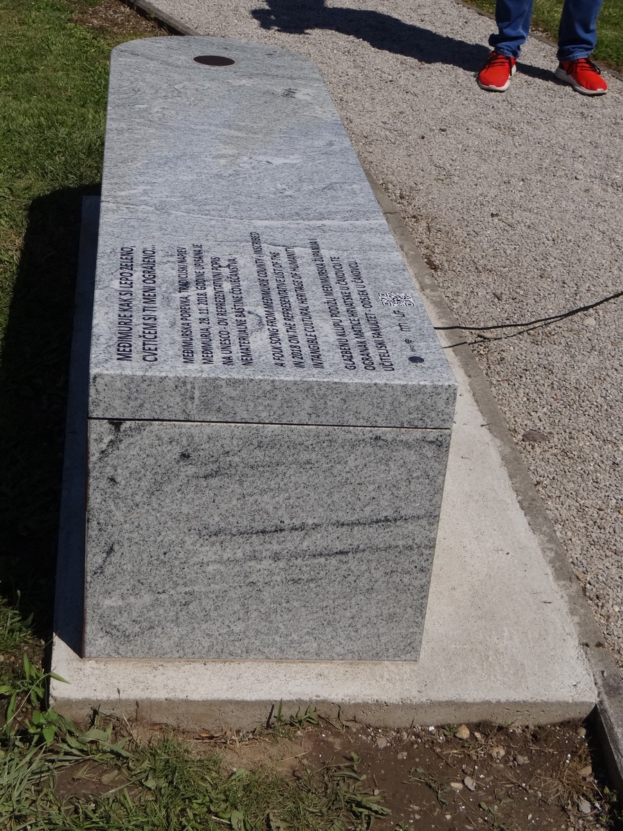 Ispred Učiteljskog fakulteta postavljena glazbena klupa posvećena međimurskoj popevki