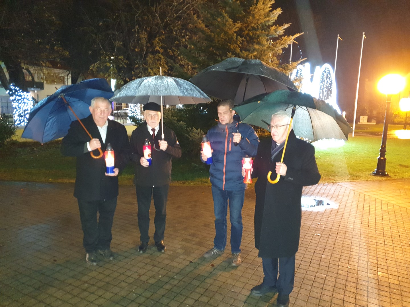U Prelogu zapaljene svijeće kod biste dr. Franji Tuđmanu povodom godišnjice njegove smrti U Prelogu zapaljene svijeće kod biste dr. Franji Tuđmanu povodom godišnjice njegove smrti