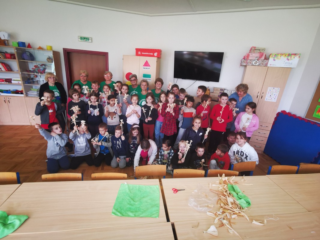 RAD S KOMUŠINOM Učenici OŠ Tomaša Goričanca su uz pomoć Udruge žena ‘Brest’ imali pravu malu eko kreativnu radionicu RAD S KOMUŠINOM Učenici OŠ Tomaša Goričanca su uz pomoć Udruge žena ‘Brest’ imali pravu malu eko kreativnu radionicu