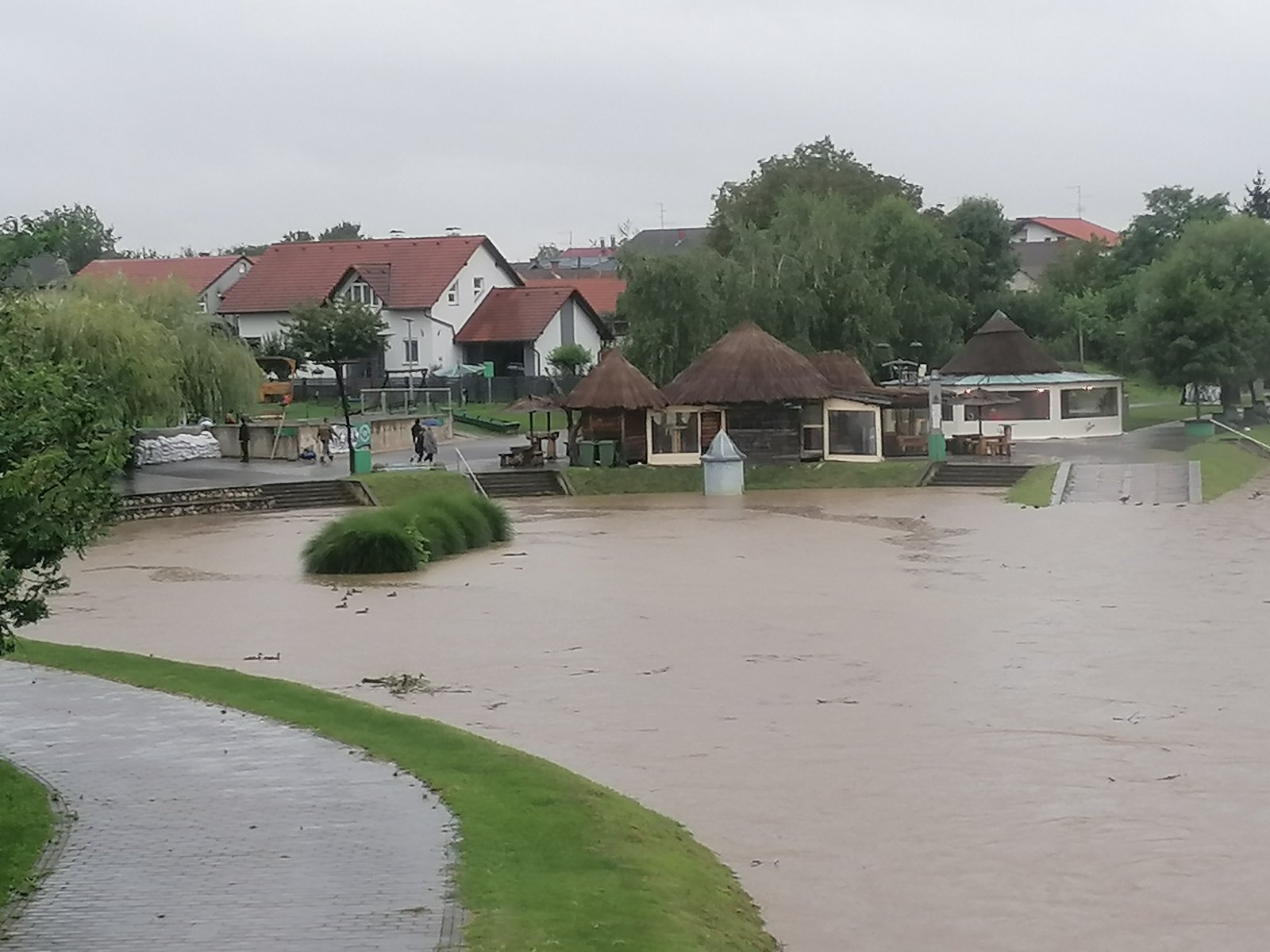 FOTO I VIDEO Radi se punom parom: U Murskom Središću pripremaju se za vodeni val