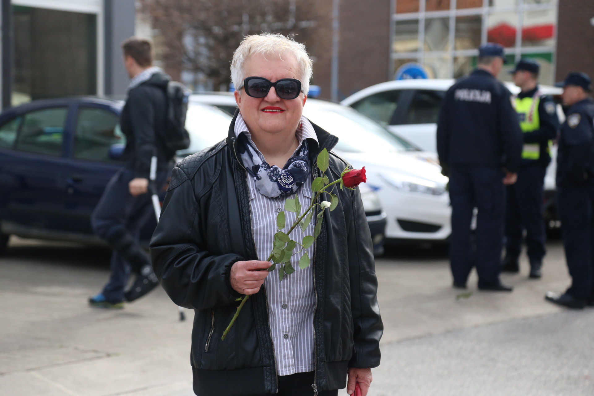 Međimurska policija cvijećem nagrađuje žene u prometu