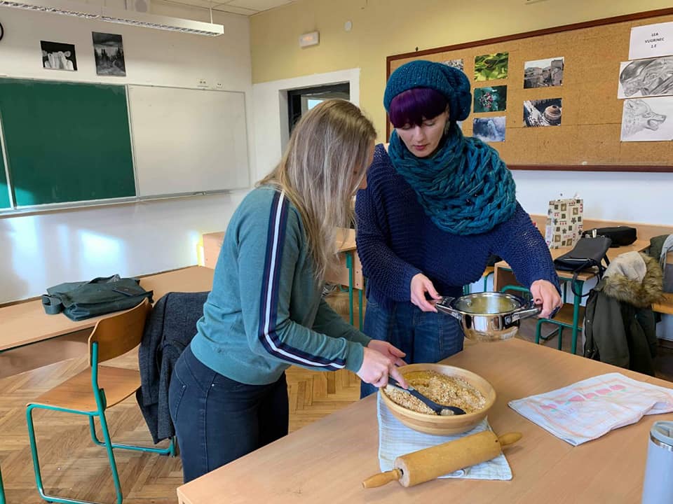 Gimnazijalci spravljali kolače bez pečenja, izgledaju vrlo primamljivo