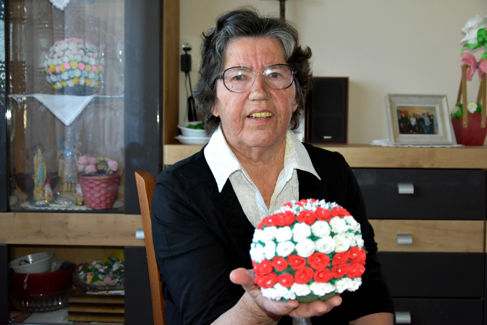 ČUVARICA SVATOVSKIH CIMERA Ljubičino proljeće od papira