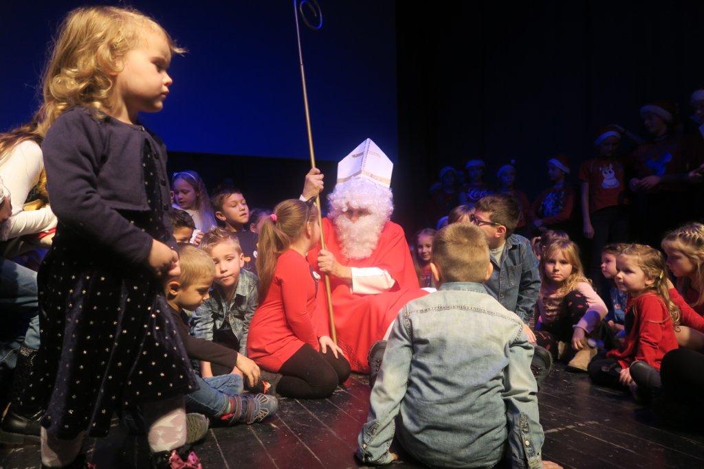 SV. NIKOLA U KOTORIBI Stotinjak mališana dočekalo omiljenog sveca