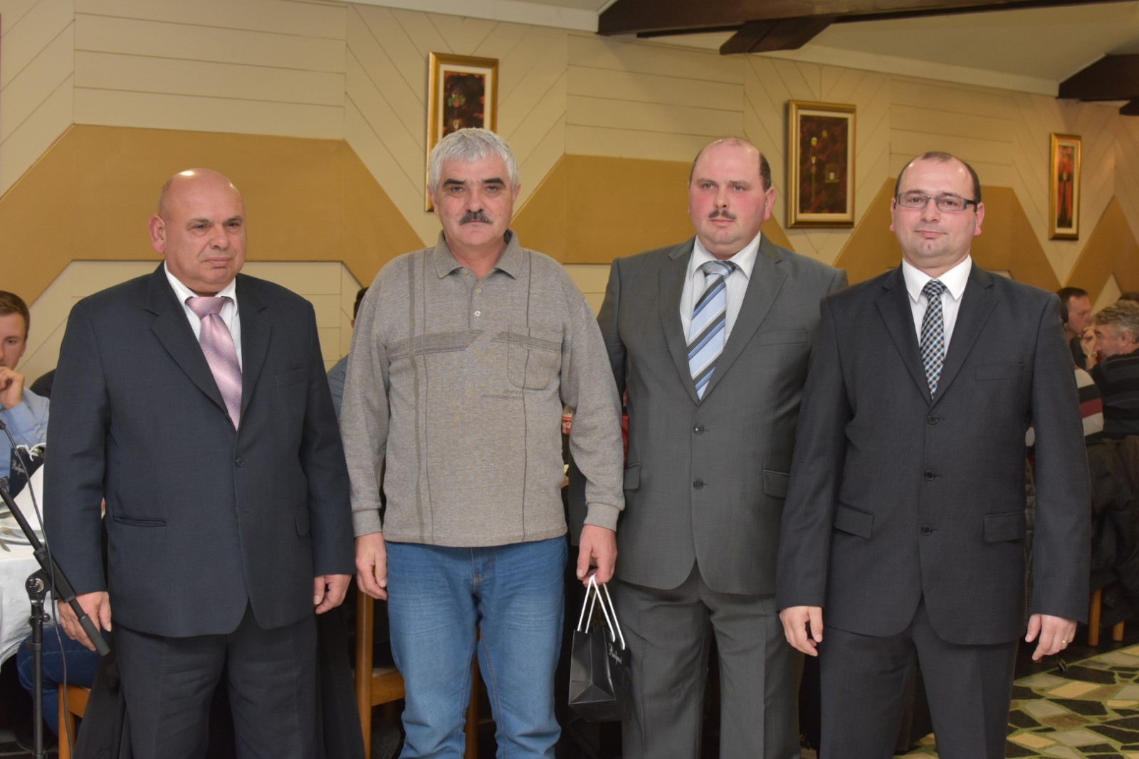 ANDRIJA TOMAŠEK ‘Sinovi nastavljaju moj posao i siguran sam da će uspješno trajati i slijedećih 25 godina’ ANDRIJA TOMAŠEK ‘Sinovi nastavljaju moj posao i siguran sam da će uspješno trajati i slijedećih 25 godina’