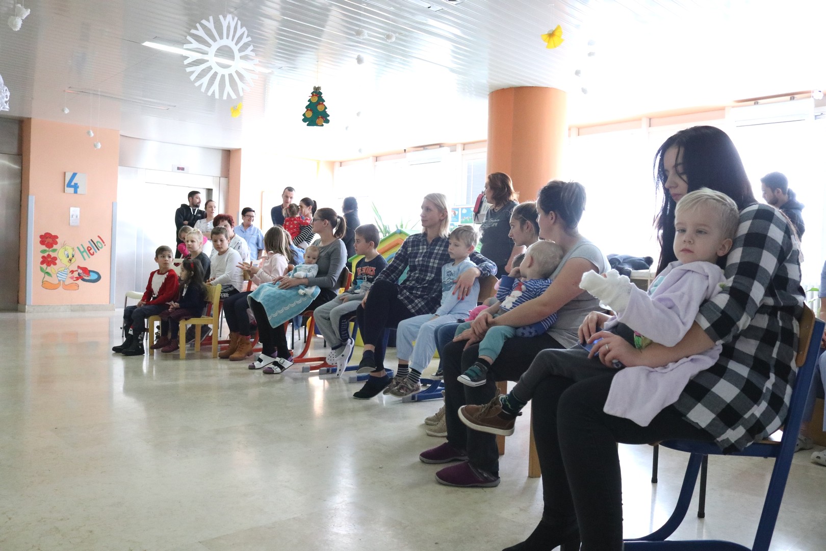 Djed Mraz predstavom i poklonima razveselio mališane s dječjeg odjela ŽB Čakovec