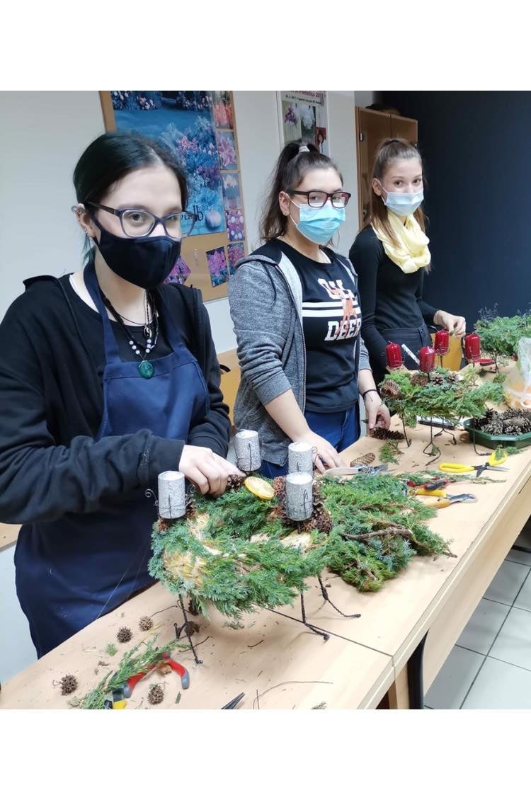 FOTO Profesorica Sabina Šegula iz Slovenije održala radionicu izrade adventskih dekoracija u Gospodarskoj školi Čakovec FOTO Profesorica Sabina Šegula iz Slovenije održala radionicu izrade adventskih dekoracija u Gospodarskoj školi Čakovec