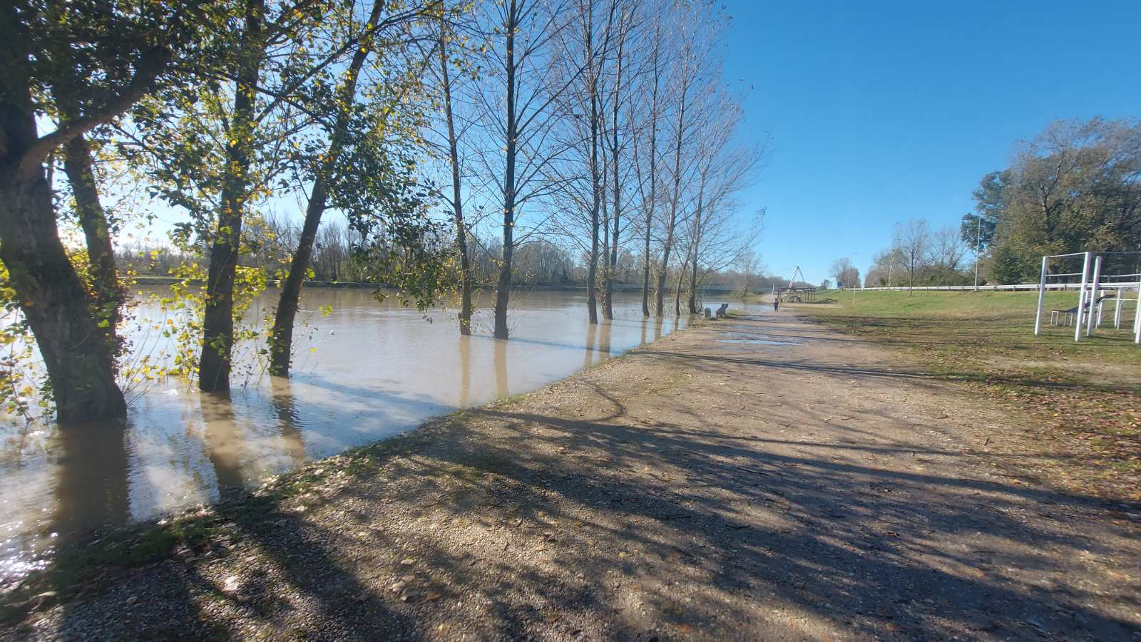 FOTO Drava uz Donju Dubravu izašla iz korita