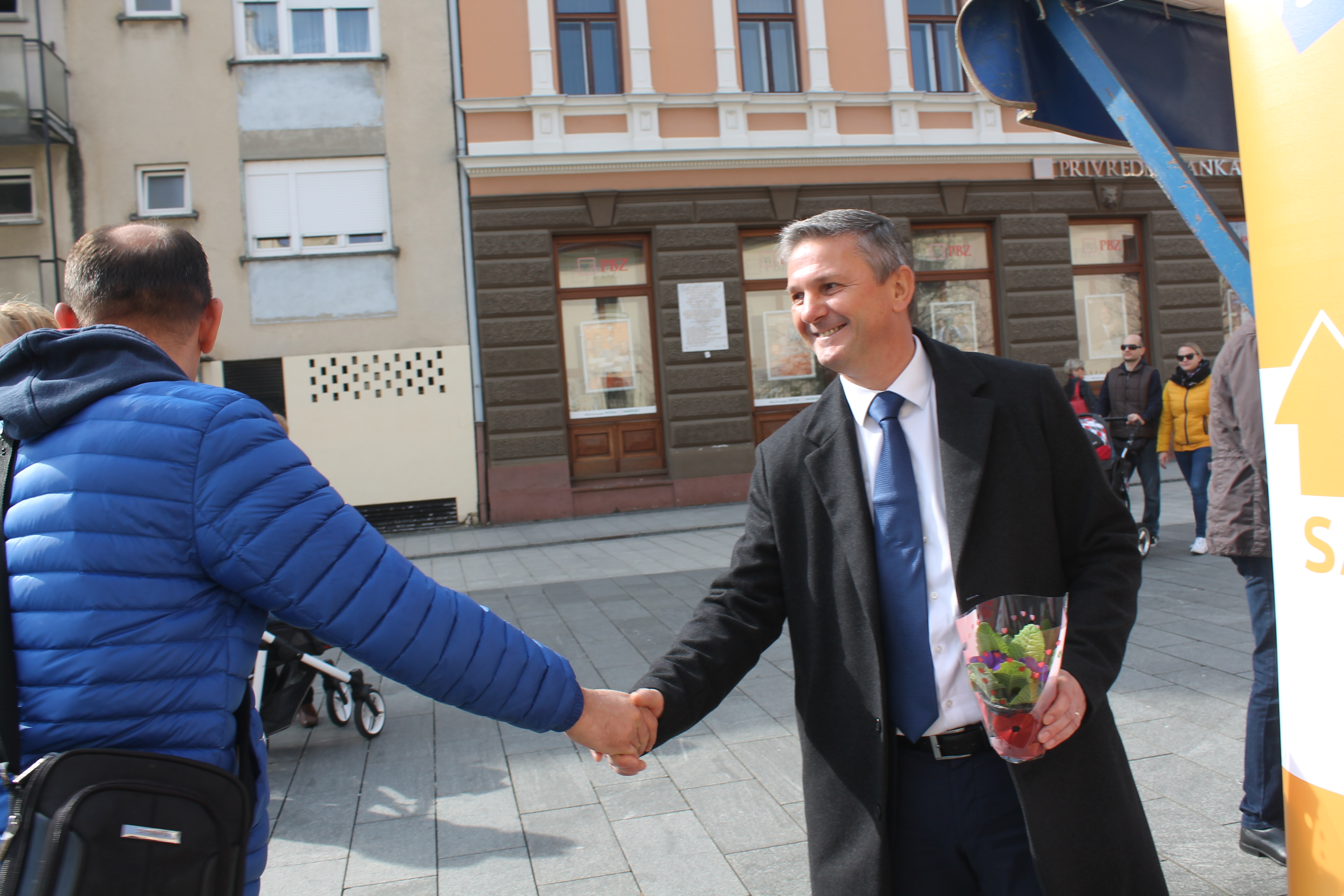 ‘ŽENE, SRETAN VAM VAŠ DAN’ Političari darivali prolaznice gradom