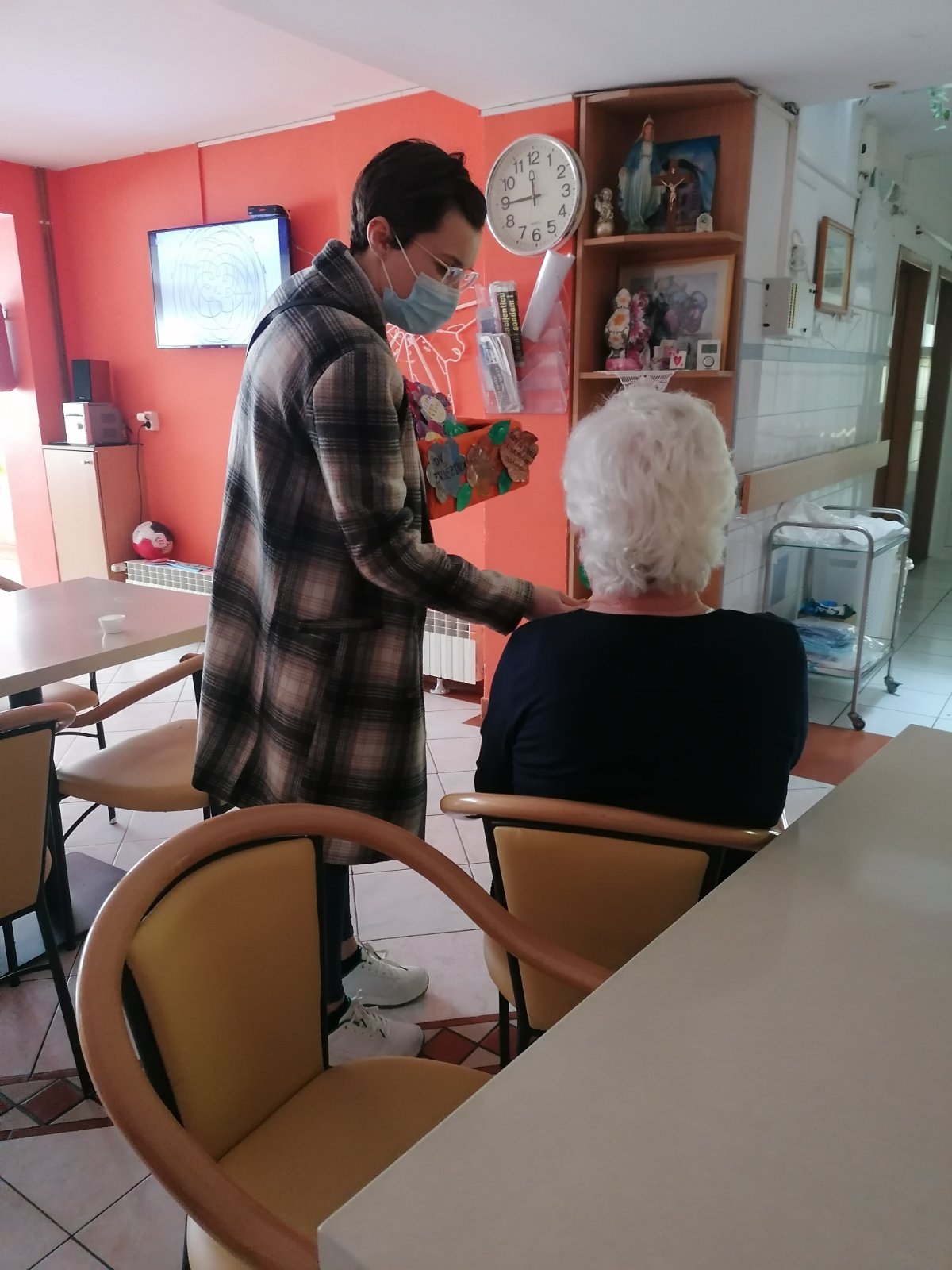 Mališani iz vrtića Zvončić Nedelišće izradili cvjetiće pa razveselili starije i nemoćne Mališani iz vrtića Zvončić Nedelišće izradili cvjetiće pa razveselili starije i nemoćne