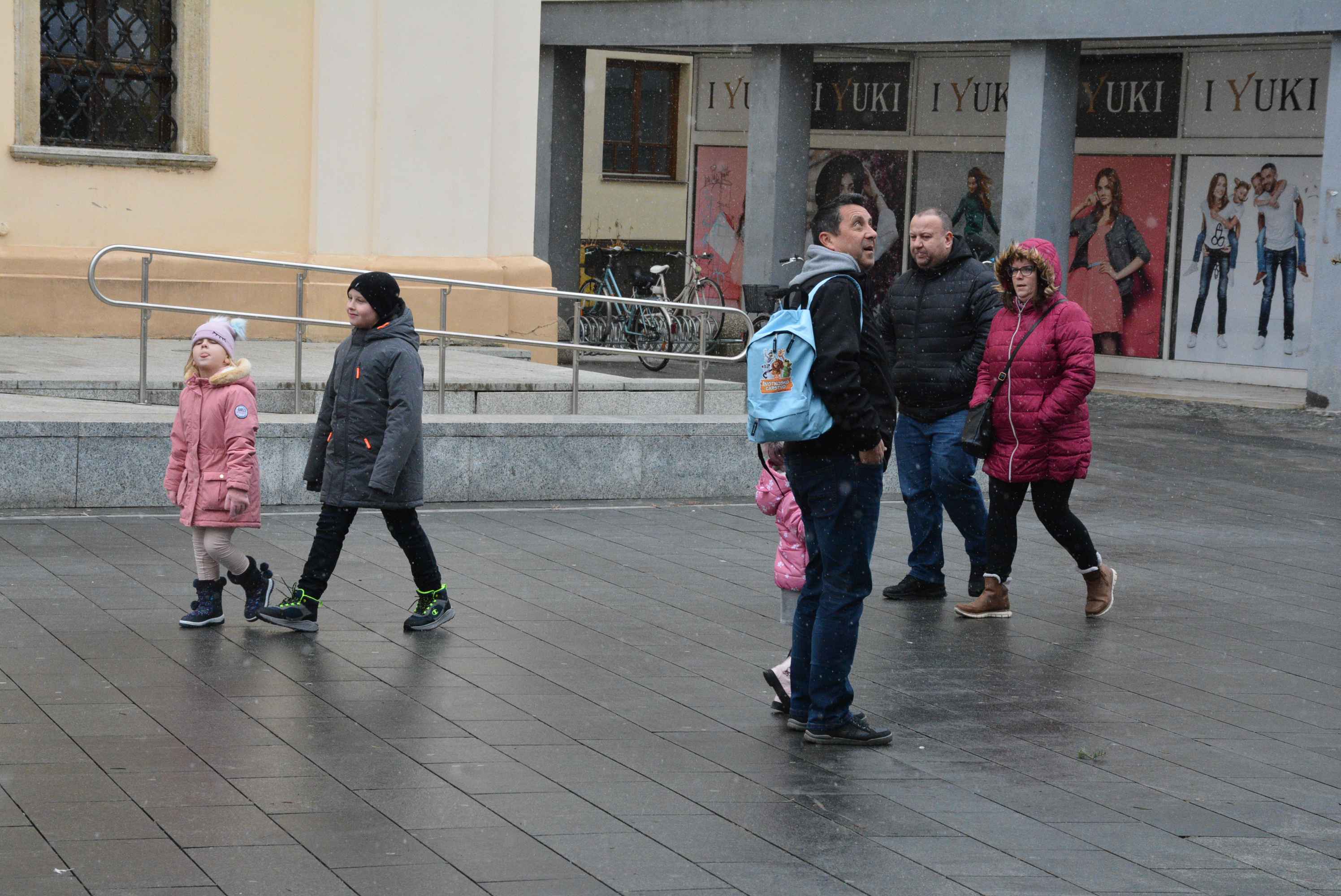 FOTO/VIDEO Zabundani veliki i mali unatoč gustom snijegu i hladnoći proveli prijepodne u veselom raspoloženju