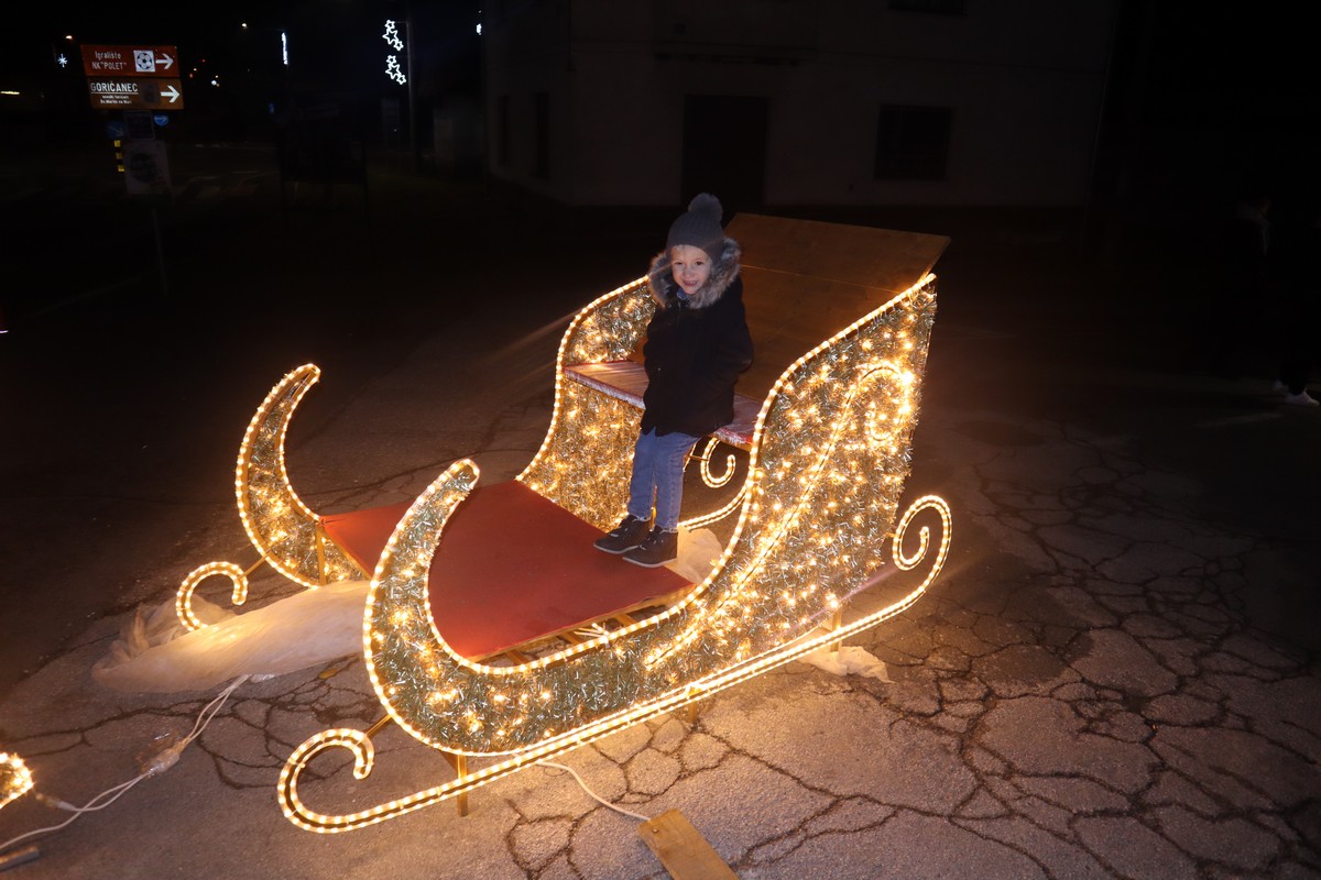 FOTO Na adventskom vijencu u centru Svetog Martina na Muri upaljena je još jedna svijeća