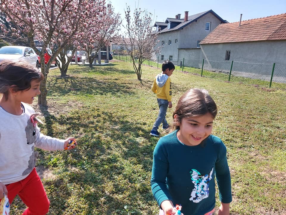 FOTO Područna škola Držimurec – Strelec: U dvorištu ih iznenadio zeko koji im je donio poklončiće za Uskrs FOTO Područna škola Držimurec – Strelec: U dvorištu ih iznenadio zeko koji im je donio poklončiće za Uskrs